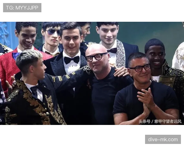 迪巴拉蹭了个奢侈范儿，大街上穿得跟走秀一样，有点过头了吧？